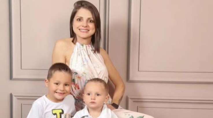 mãe e filhos