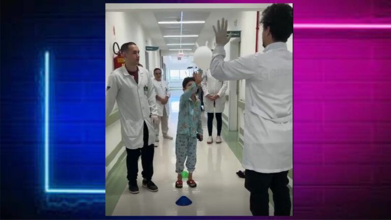 Menino Benjamim faz fisioterapia no hospital Seara do Bem exercícios
