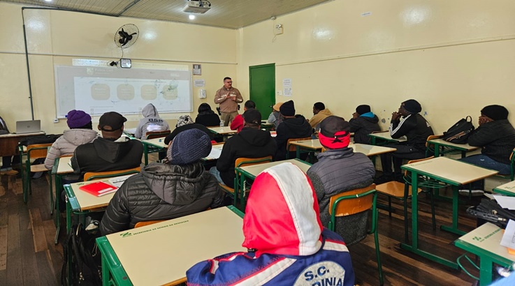 Realizada roda de conversa com alunos estrangeiros no CEJA de Caçador 1 roda1