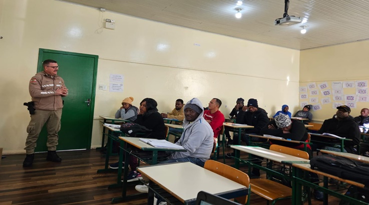 Realizada roda de conversa com alunos estrangeiros no CEJA de Caçador 2 roda2