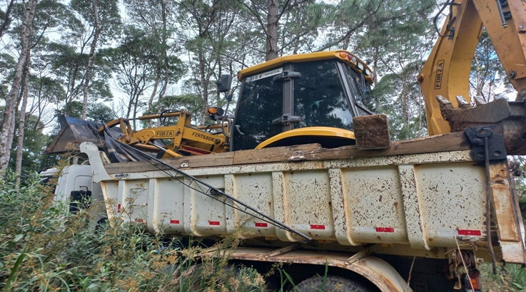 Retroescavadeira e caçamba furtados em Caçador são encontrados em Timbó Grande 3 4