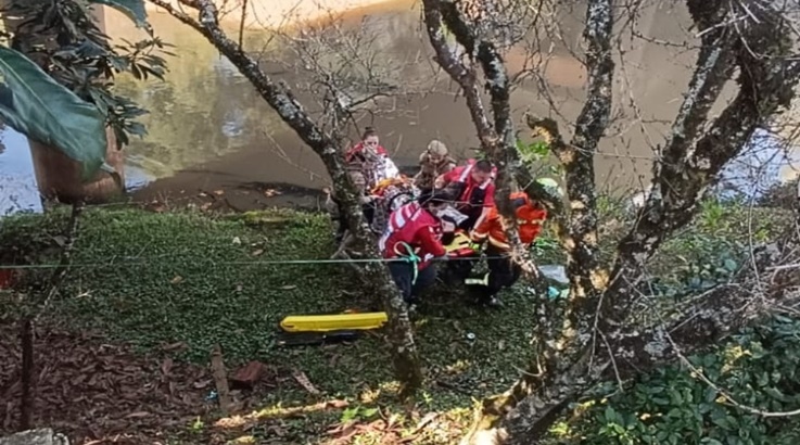 Bombeiros salvam vítima de afogamento no Rio do Peixe em Caçador 3 IMG 20250526 WA0010