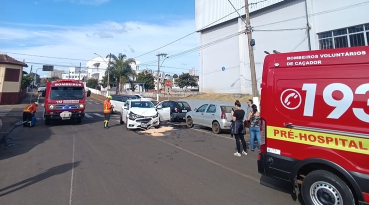 Acidente envolve dois veículos em cruzamento no centro de Caçador 1 aci cacador1
