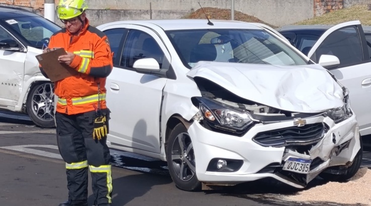 Acidente envolve dois veículos em cruzamento no centro de Caçador 2 aci cacador2