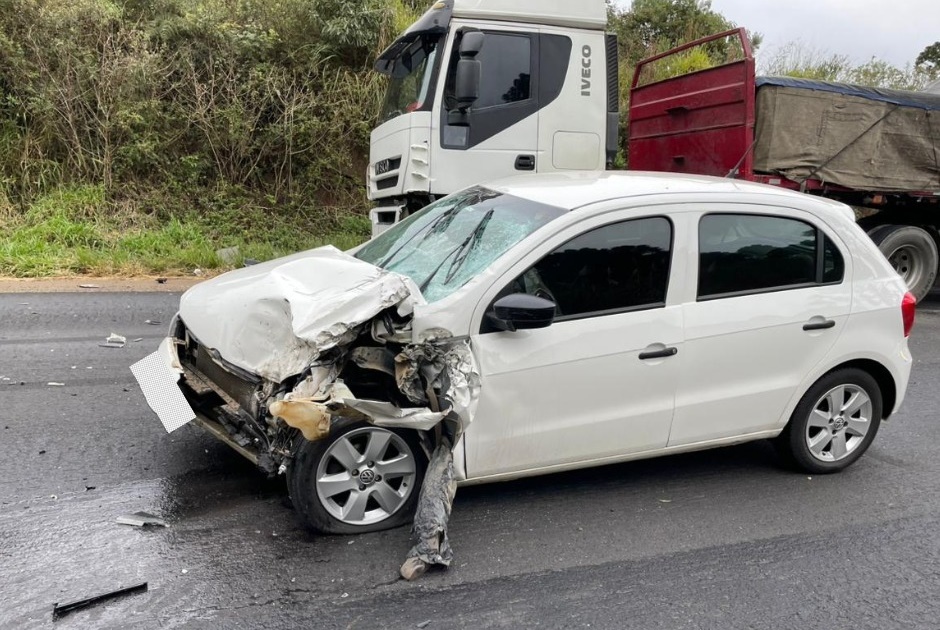 Mulheres ficam feridas em choque de caminhão com carro na SC 350 1 aci1
