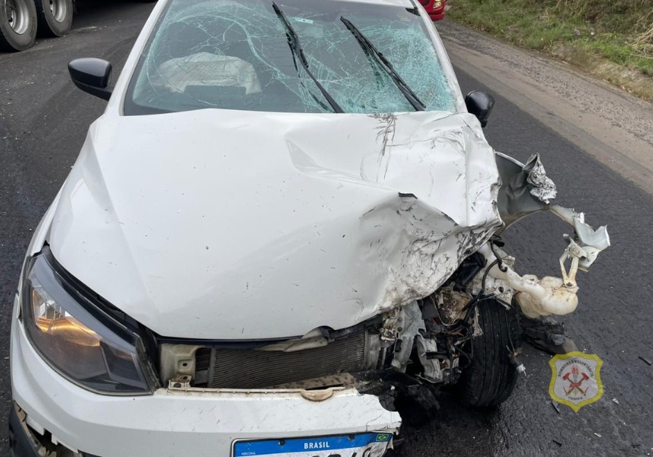 Mulheres ficam feridas em choque de caminhão com carro na SC 350 2 aci2