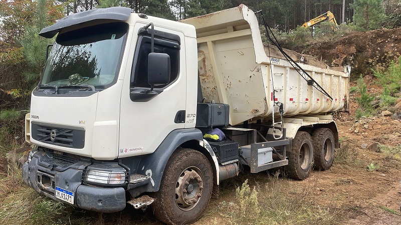 Caçamba e retroescavadeira são furtadas de fazenda em Caçador 1 cacamba