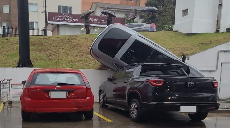 Motorista sofre mal súbito e cai com carro em estacionamento de supermercado em Caçador 1 carros1