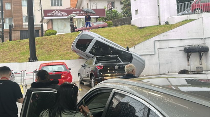 Motorista sofre mal súbito e cai com carro em estacionamento de supermercado em Caçador 2 carros2