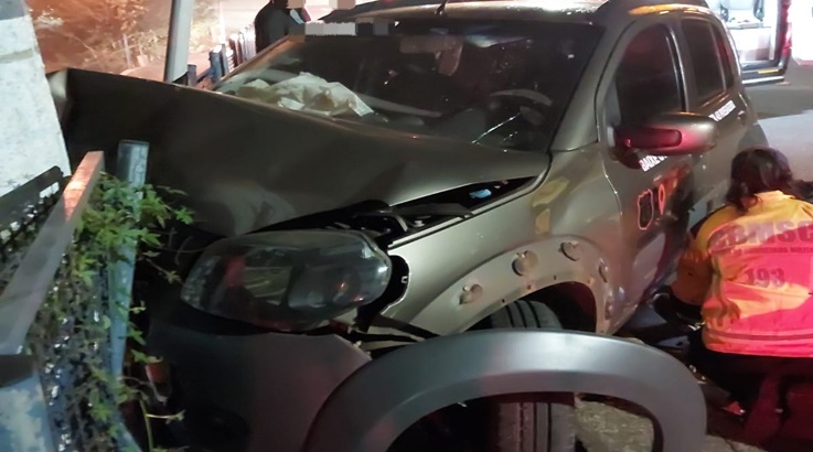 Uno colide em poste de deixa três feridos em Videira 1 poste1