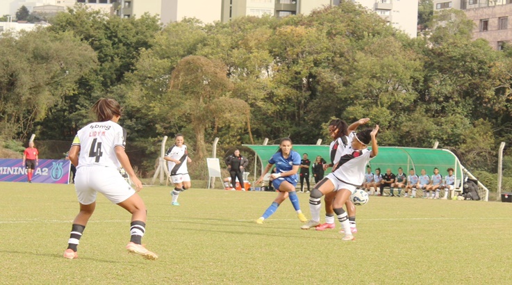 Avaí/Kindermann amassa o Vasco e golaço coloca as Leoas no G4 do Brasileiro A 2 vasco2