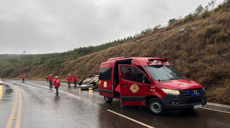 Bombeiros atendem acidente ocorrido próximo à viatura em deslocamento 1 acidente