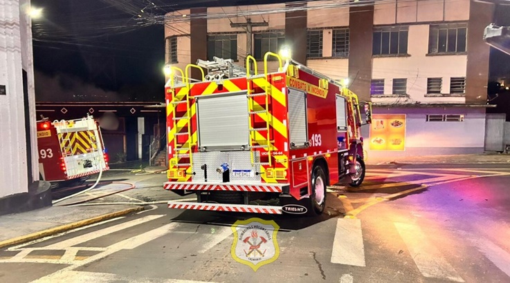 Vídeo: Bombeiros combatem incêndio na "Amazun" antiga "Maria Fumaça" 2 maria2