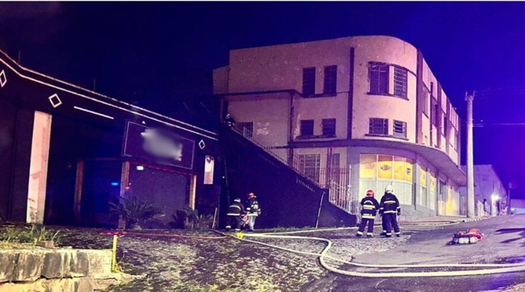 Vídeo: Bombeiros combatem incêndio na "Amazun" antiga "Maria Fumaça" 3 maria3