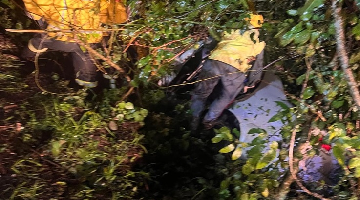 Siena sai da pista na SC 464 e motorista fica ferido em Salto Veloso 1 veloso1
