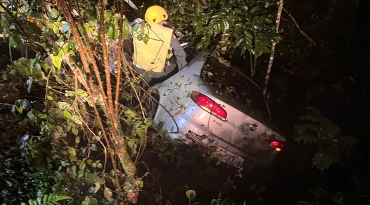 Siena sai da pista na SC 464 e motorista fica ferido em Salto Veloso 2 veloso2