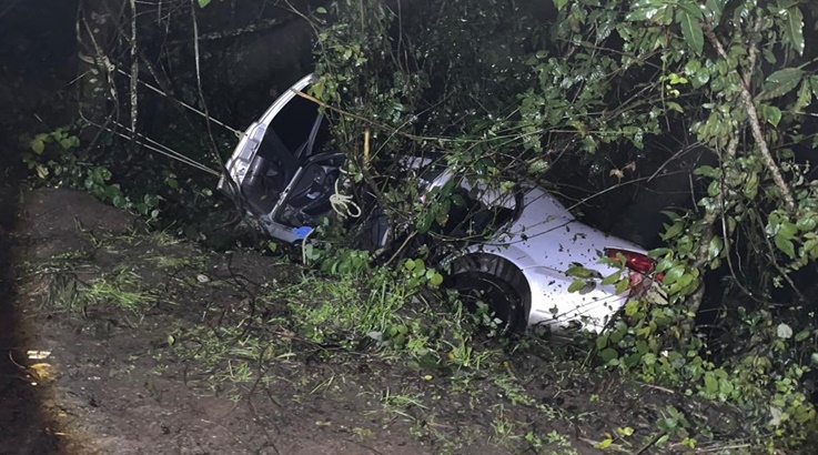 Siena sai da pista na SC 464 e motorista fica ferido em Salto Veloso 3 veloso3