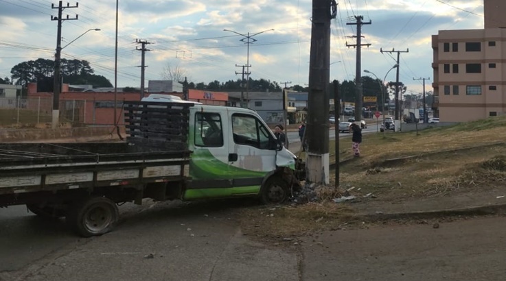 Motorista evita choque com caminhão e se choca contra poste de energia elétrica em Caçador 2 IMG 20250710 WA0009