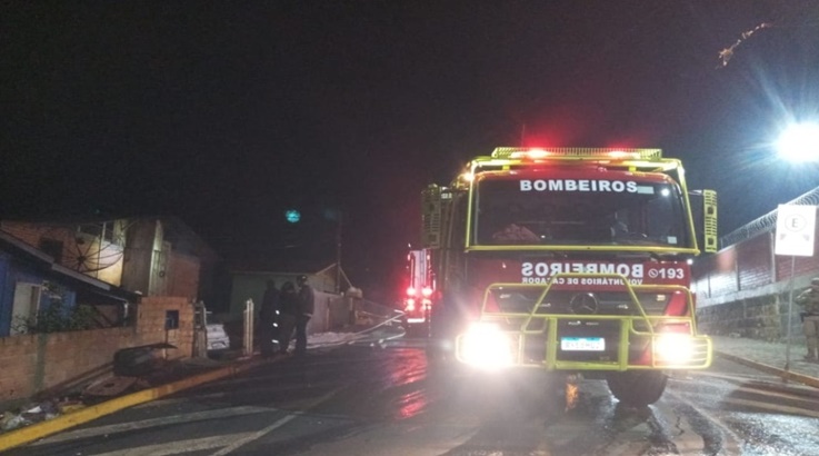 Casa é consumida pelo fogo em Caçador 2 bomb1 1