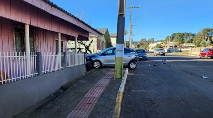 Prisma e HB20 se chocam no centro de Lebon Régis 2 carro2 1