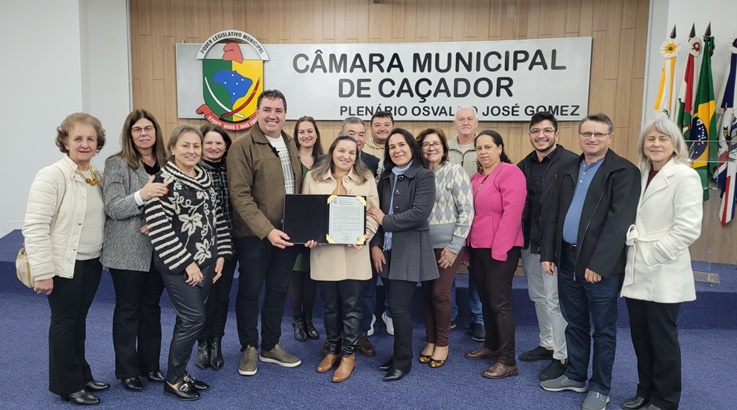 Câmara reconhece trajetória de Neide Trento Yoshida na Apae de Caçador 2 homenagem2