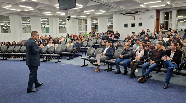 Conhecimento: Palestra sobre vendas inspira associados da CDL Caçador 1 palestra1