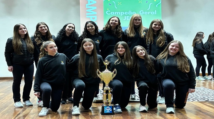 Campeãs dos Jogos Escolares de Caçador recebem troféus com muita comemoração 1 rof3