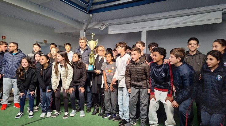 Campeãs dos Jogos Escolares de Caçador recebem troféus com muita comemoração 2 trof1