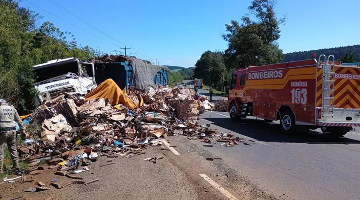 Colisão entre caminhões interdita SC-355 em Lebon Régis 1 acidente