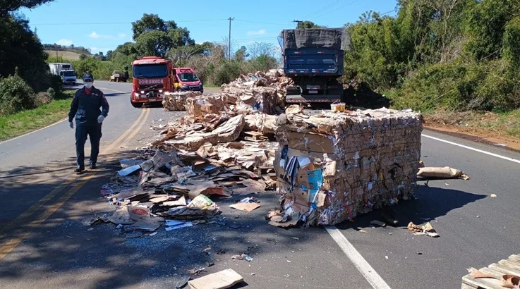 Colisão entre caminhões interdita SC-355 em Lebon Régis 3 cidente2