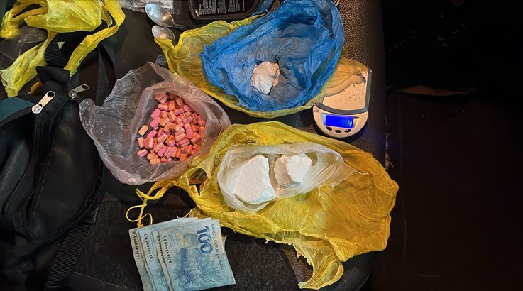 Perseguição policial termina em colisão e apreensão de drogas em Caçador 2 drogas1