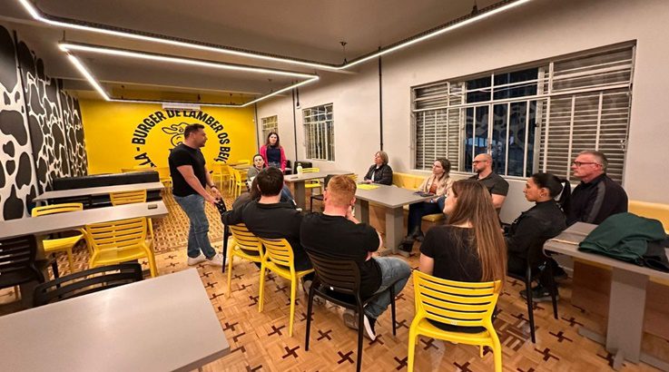 Núcleo de Gastronomia da Acic realiza visita técnica e faz entrega de selo 4 gastro4