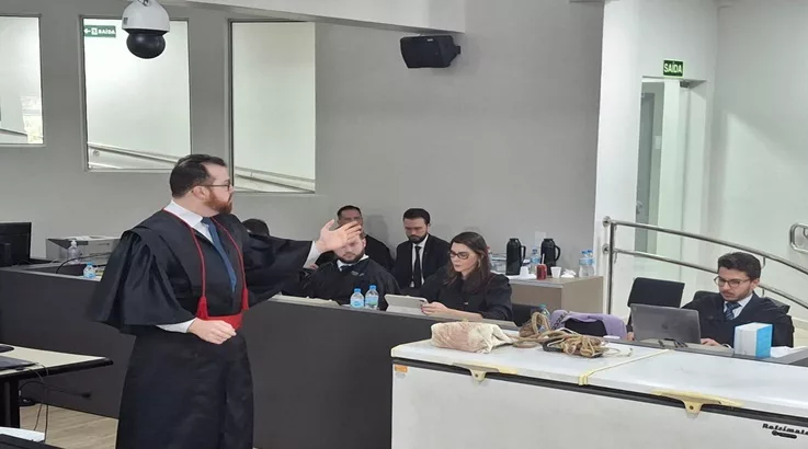 Mulher que matou o marido e escondeu o corpo no freezer é condenada a 20 anos de prisão 10 juri8