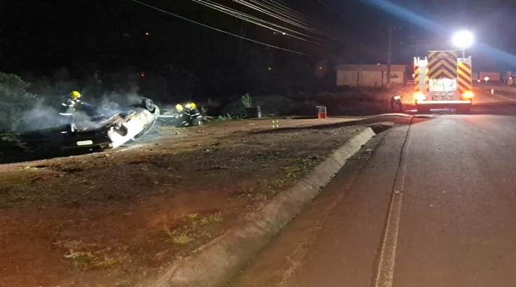 Veículo capota e incendeia após saída de pista na SC-135 1 acidente