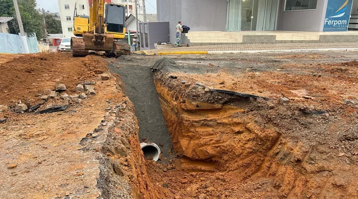 Obras de drenagem avançam na rua Moacir Sampaio e entorno melhorias