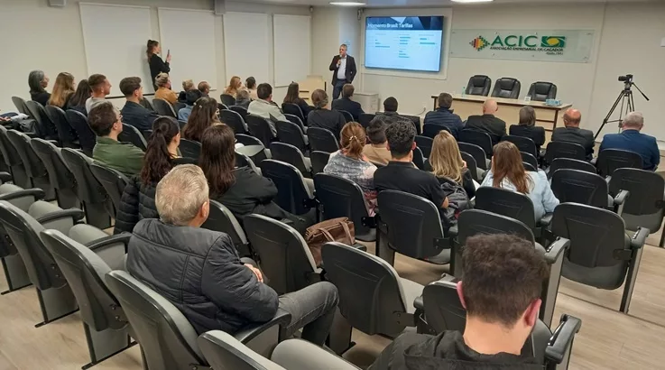 Cenário econômico Brasil x Estados Unidos é tema de palestra na Acic de Caçador 1 palestra