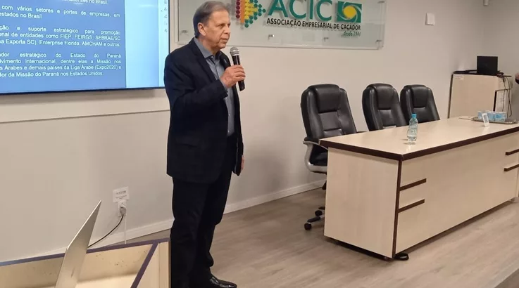 Cenário econômico Brasil x Estados Unidos é tema de palestra na Acic de Caçador 3 acic3