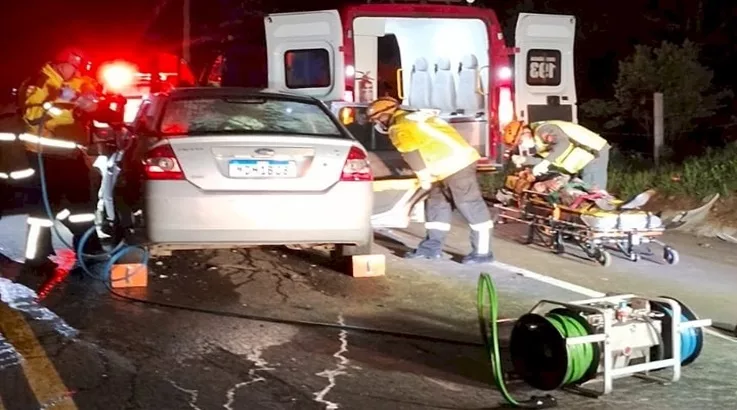 Choque entre carro e caminhão deixa três pessoas feridas em Lebon Régis acidente