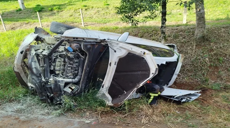 Condutor fica ferido após capotamento na SC-135 en Caçador acidente