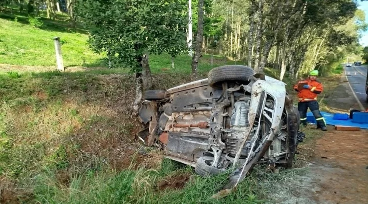 Condutor fica ferido após capotamento na SC-135 en Caçador 4 acidente3