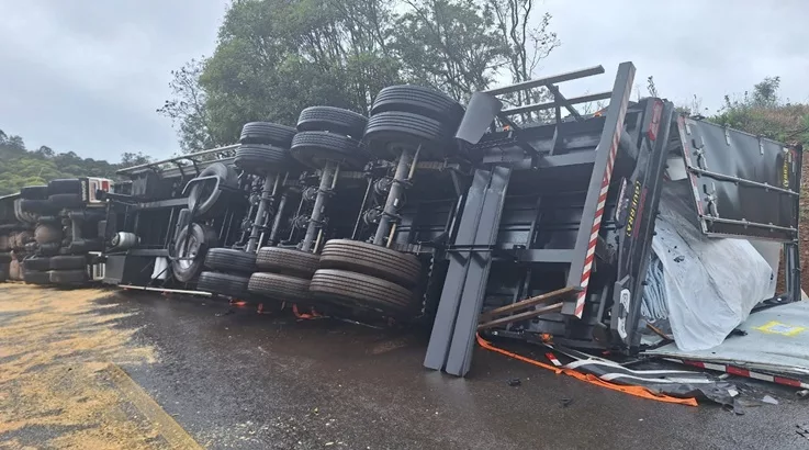 Caminhão carregado de couro tomba e motorista fica ferido em Caçador carreta