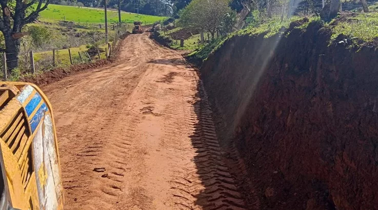 Secretaria de Infraestrutura realiza obras de alargamento na Linha Castelli patrola