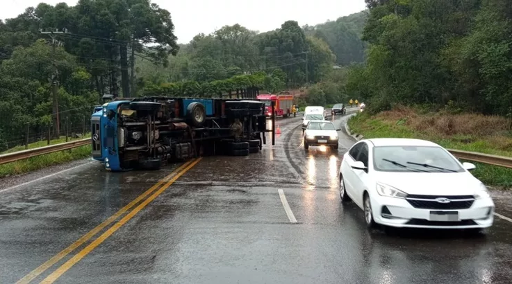 Caminhão tomba após falha nos freios em Rio das Antas 2 caminhao1