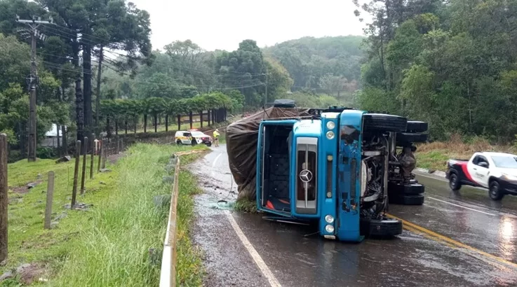 Caminhão tomba após falha nos freios em Rio das Antas 1 acidente
