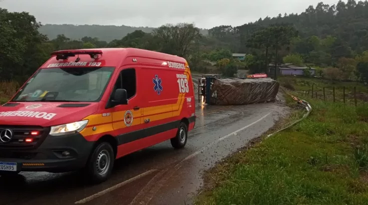 Caminhão tomba após falha nos freios em Rio das Antas 4 caminhao3