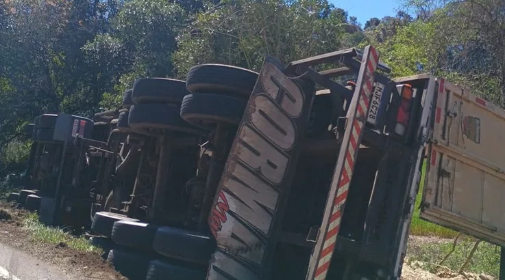 Caminhão tomba na rodovia SC-350 acidente