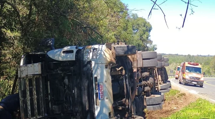 Caminhão tomba na rodovia SC-350 3 carreta2 1