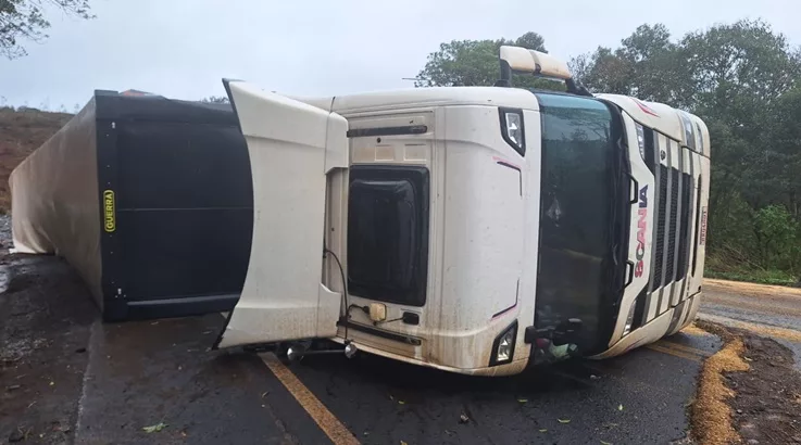 Caminhão carregado de couro tomba e motorista fica ferido em Caçador 3 carreta2