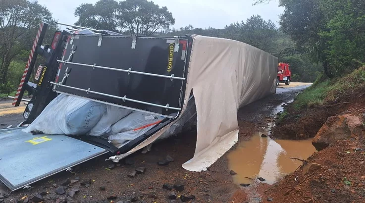 Caminhão carregado de couro tomba e motorista fica ferido em Caçador 4 carreta3