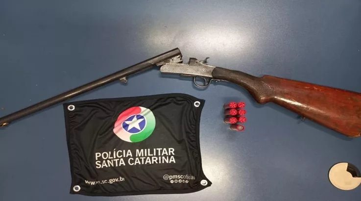 PM apreende arma de fogo e conduz homem em ocorrência da Lei Maria da Penha 1 espingarda